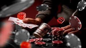 ဘောလုံးပွဲကြည့်ရင်း မိုဘိုင်းဖြင့် Live Betting ဝင်ရောက်နေသောမြင်ကွင်း